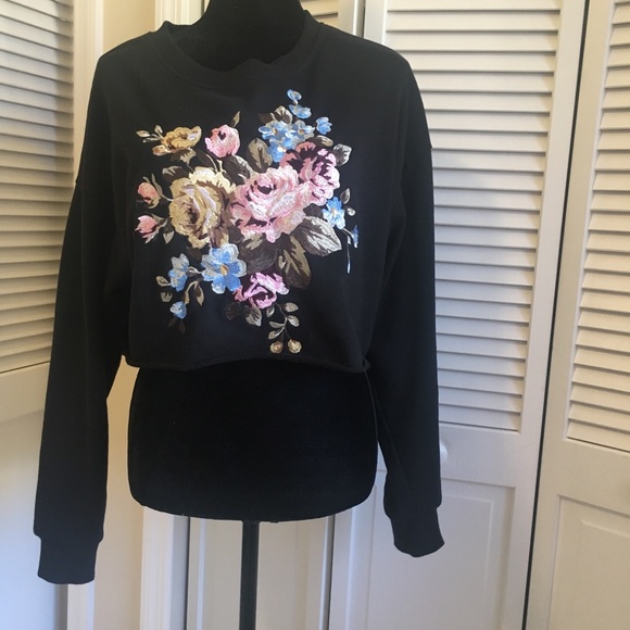 Forever 21 Sweaters - Black cropped sweater😻💐